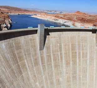 Glen Canyon Staudamm, dahinter Lake Powell