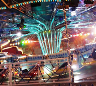 Luna Park im August Fahrgeschäft