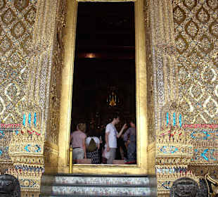 Bildmitte der Smaragsbuddha zu erkennen