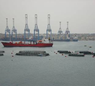 Die Krananlagen im Hafen bei Marsaxlokk