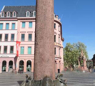 Die Heunensäule auf dem Mainzer Marktplatz