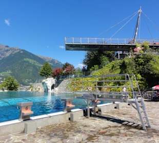 Schwimmbecken mit Panoramasteg