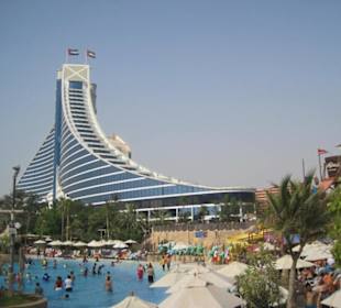 Wellenbecken und Hotel Jumeirah Wild Wadi Waterpar