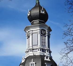 Frühlingsspaziergang durch den Park des Schlosses