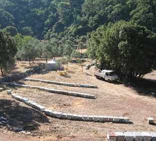 Bienenstöcke bei der Wanderung  vom Loryma