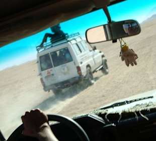 Jeep Safari z szalonym kamerzystą na dachu