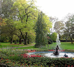 Brunnen mit Froschkönig im Schlosspark