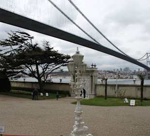 Sommerpalast unter Atatürk Brücke