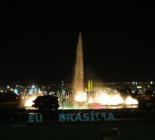 Brunnen des Turms nachts