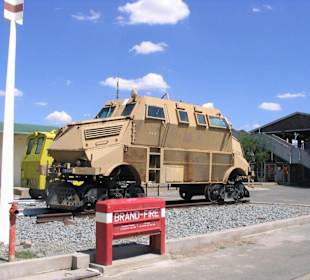 Gepanzertes Fahrzeug auf dem Bahnhofsvorplatz
