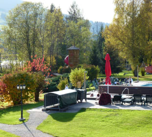 Blick von der Terrasse auf den Pool und Garten