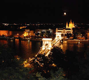 Kettenbrücke bei Nacht