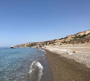Der lange leere Strand, wo jeder Platz findet.