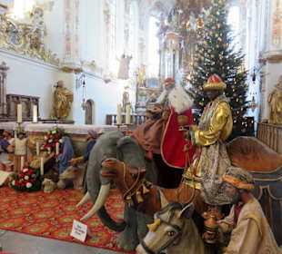 Weihnachtskrippe mit lebensgroßen Figuren 