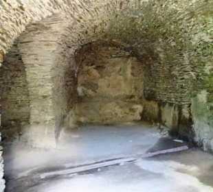 Blick in verlassene Räume der Burg