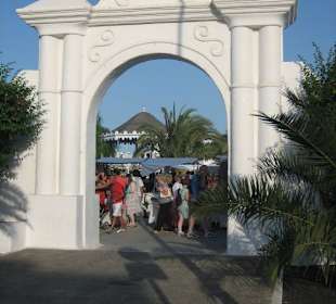 Eingangstor Pueblo Marinero