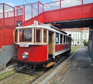 Eine der beiden Bahnen der historische Straßenbahn