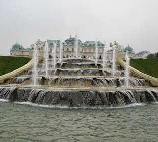 Wasserspiel - im Hintergrund oberes Schloss