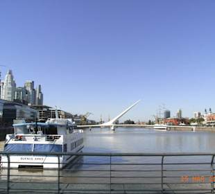 Jacht voor het hotel Hilton.