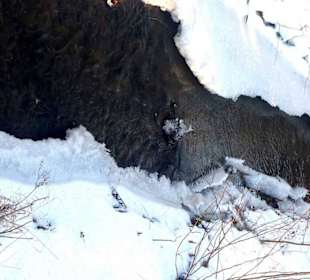 Bachzulauf zum Stausee im Winter