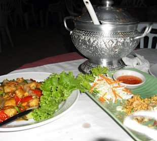 Hauptgericht mit extra Reistopf (eig. für 4 Pers.)