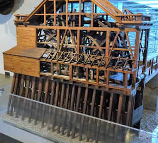 Modell eines historischen Wasserschöpfwerks
