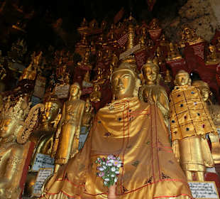 Goldene Buddhas, teilw. mit Gewändern