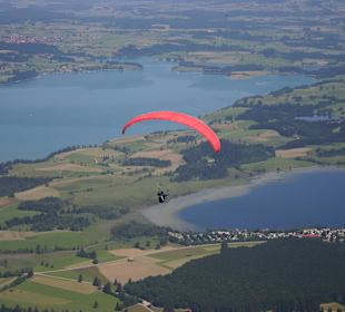 Gleitschirmflieger am Tegelberg