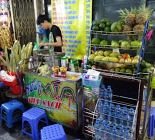 Auf dem Night Markt in Hanoi unterwegs