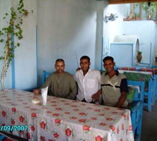 Die Bedienung und ein Taxifahrer links