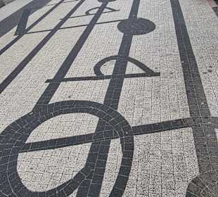 Der Weg von der Ruine ist kunstvoll gestaltet. 