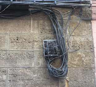 Öffentliches 'auf Putz' Telekommunikationsgewirr