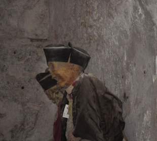 An der Wand hängend