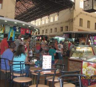 Kleine Pause und Essen in der Markthalle