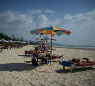 Liegen und Schirme beim Memories