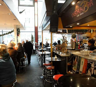 Blick auf den Gastrobereich der Marktstände