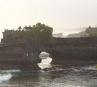 Tempel auf dem Felsen neben dem Tanah Lot