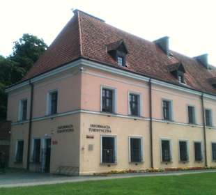 Informacja turystyczna obok Zamku