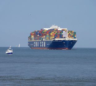Das kleine Rundfahrtschiff vor Container-Riesen