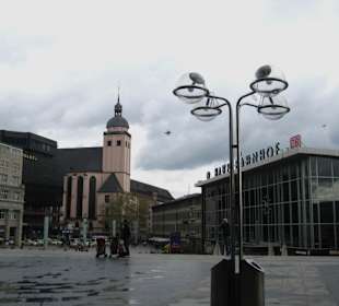 Dom-Vorplatz und Hauptbahnhof