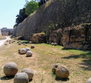 Im Festungsgraben zwischen den Mauern