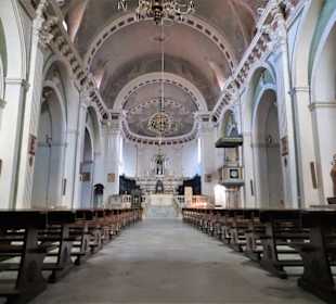 Blick in das Langschiff der Kathedrale San Pietro