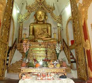 Buddha mit Opfergaben