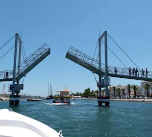 Die Zugbrücke - der Übergang zur Marina