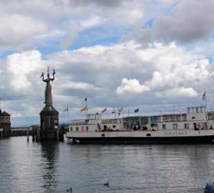 Ausflugsschiff im Hafen