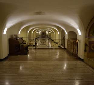 Krypta der Päpste unter dem Dom