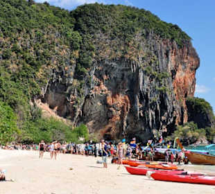 Von Tagesgästen überlaufener Strand