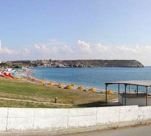 Der große Sand-Kiesstrand von Kolymbia