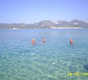 Glas klares Wasser vor der Insel Maratonisi