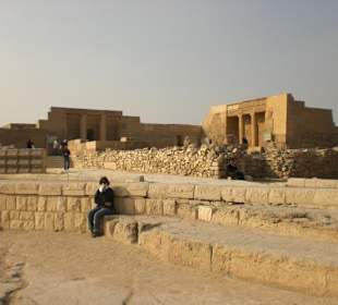 Ausgrabungen bei den Pyramiden